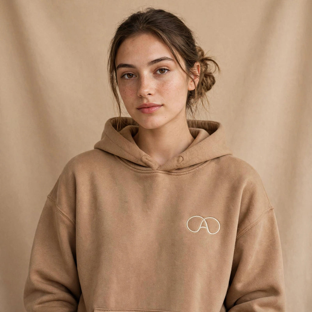 Damesmodel draagt Adibelli hoodie taupe