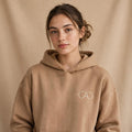 Damesmodel draagt Adibelli hoodie taupe