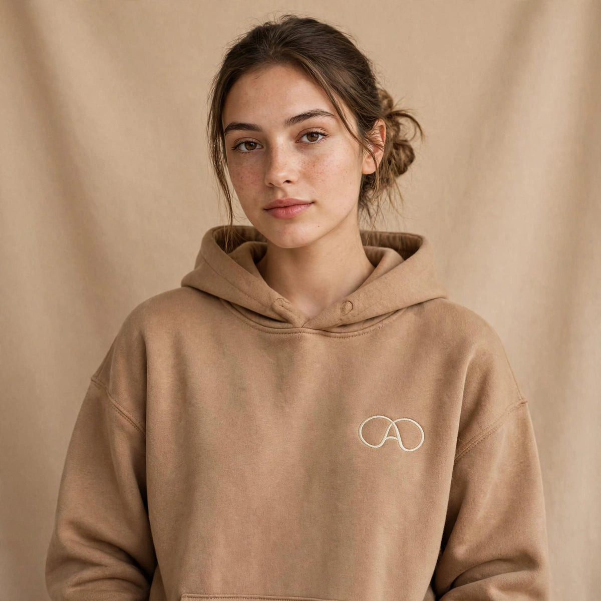 Damesmodel draagt Adibelli hoodie taupe