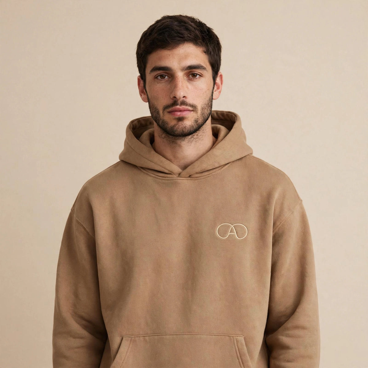 Heren model draagt Adibelli hoodie caramel