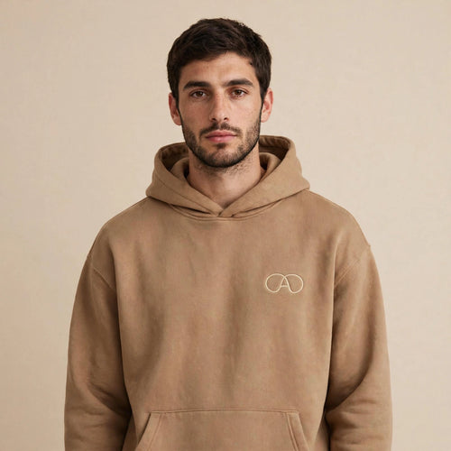 Heren model draagt Adibelli hoodie caramel